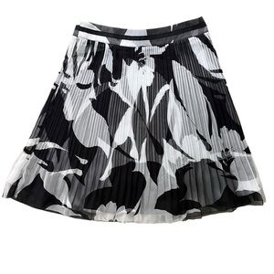 White House Black Market Women 2 Black White Floral Crinkle Pleated A-line Skirt